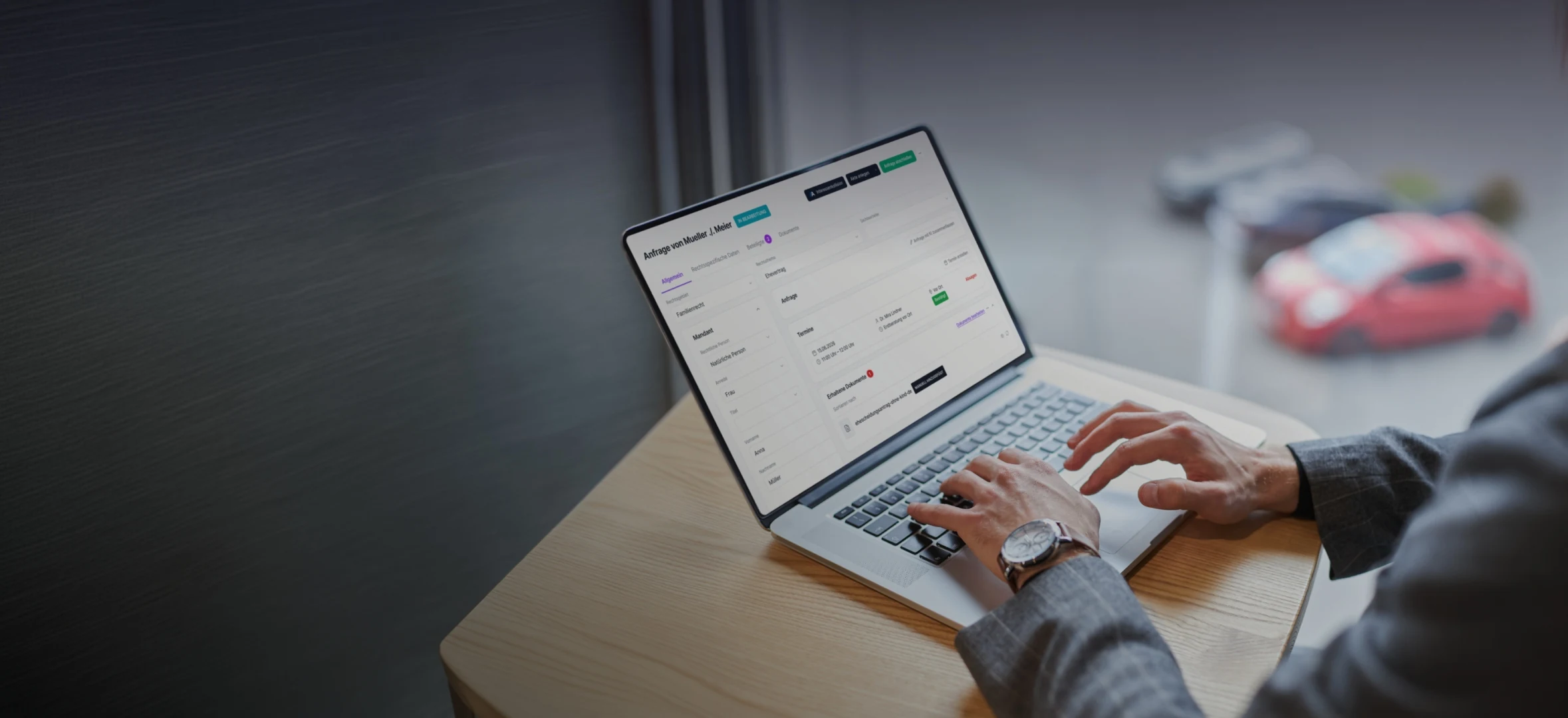 Hände tippen auf einem Laptop — JUPUS-KI verbindet Ihre Praxissoftware